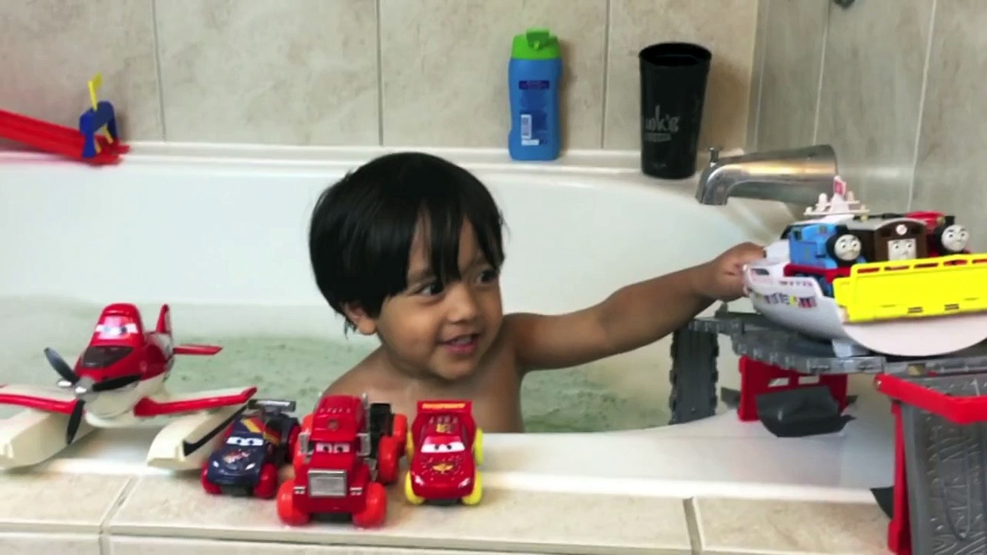 THOMAS AND FRIENDS BATHTIME FUN Accidents will happen Disney Hydro wheels Cars  lightning M - Dailymotion Video