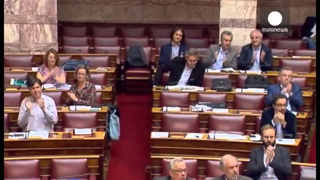 PARLAMENTI GREK MIRATON BUXHETIN E RI ME MASAT SHTRENGUESE TE KERKUARA NGA BE LAJM