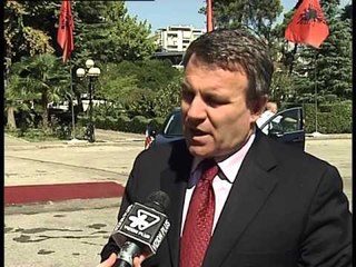 KUNDER PRIVATIZIMEVE SHEREFEDIN SHEHU ESHTE PER DHENIEN ME KONCENSION TE HEC LAJM