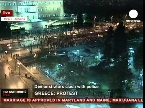 TRONDITET ATHINA PROTESTA TE DHUNSHME MES PROTESTUESVE DHE POLICISE LAJM