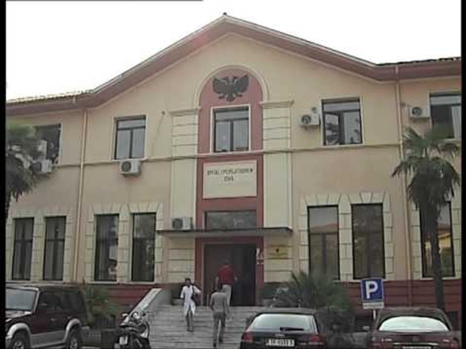 VDES FEMIJA PRINDERIT AKUZOJNE MJEKET PER OPERACIONIN E DESHTUAR LAJM