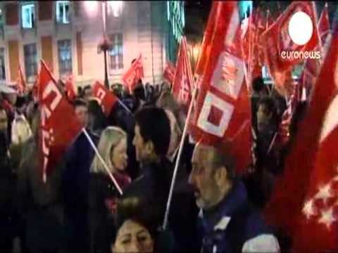 PROTESTA NE EUROPE TE GJITHE NE RRUGE KUNDER MASAVE SHTRENGUESE TE QEVERIVE LAJM