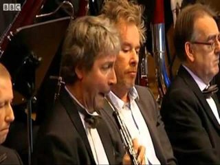 MUZIKA KLASIKE ORKESTRA E BELGJIKES ZEVENDESON PARTITURAT ME NJE TABLET LAJM