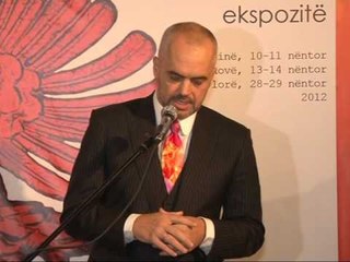 EKSPOZITA ME FLAMUJ EDI RAMA E CEL NE PRISHTINE ME RASTIN E 100 VJETORIT LAJM