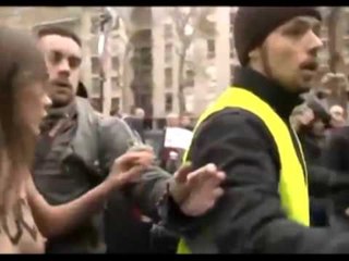 VIJOJNE PROTESTAT EDHE “FEMEN” NE PARIS NE MBROJTJE TE MARTESAVE GAY LAJM