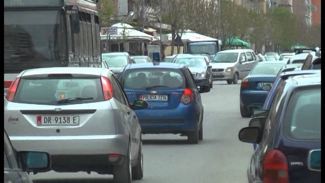 PERSONA TE ARMATOSUR GRABISIN NJE KAZINO NE DURRES,MARRIN TE GJITHE XHIRON E DITES LAJM