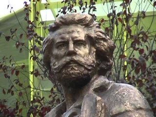 SHTATORJA E JASHARIT NGRIHET NE TIRANE MONUMENTI I HEROIT LEGJENDAR TE KOSOVES LAJM