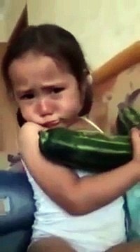 Маленькой девочке жалко овощ