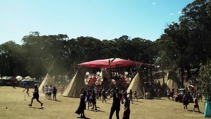 En Australie, des festivaliers se jettent dans une tornade !