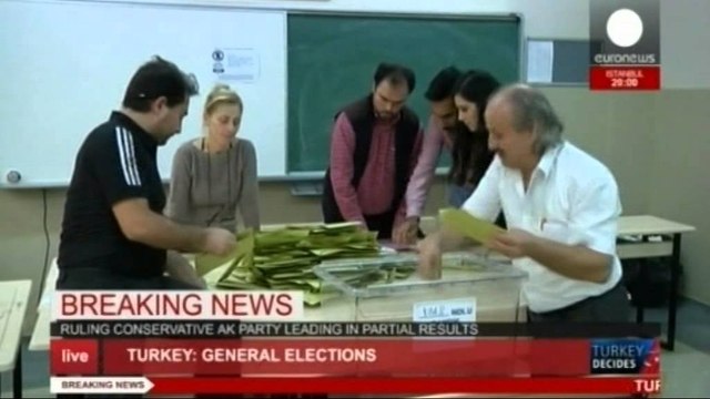 PARTIA AK NE TURQI FITON ZGJEDHJET QEVERIS E VETME POR NUK NDRYSHON DOT KUSHTETUTEN LAJM