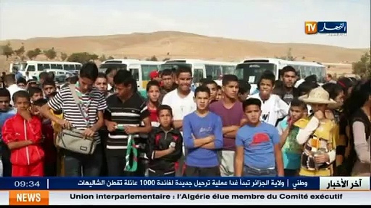 Laghouat  des adolescents et des enfants en visite aux sanctuaires de la bataille Achawaber