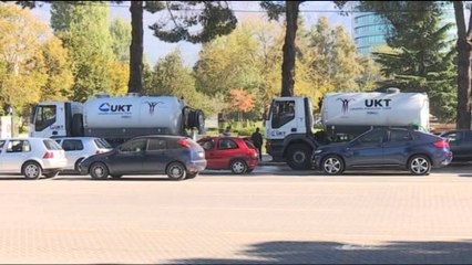 SHKARKIME MASIVE TEK UJESJELLESI I TIRANES, VELIAJ AKUZON PD PER EMERIMET POLITIKE LAJM