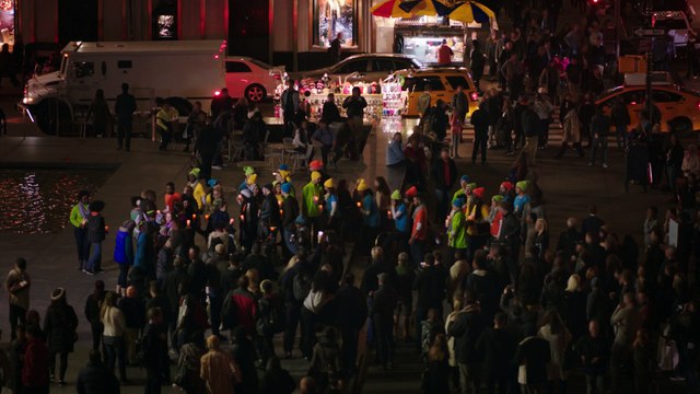Les employés de Microsoft viennent chanter des chants de Noel aux employés d'un Apple Store à New York