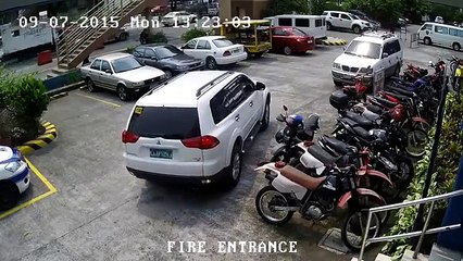 Un conducteur pas doué bousille 3 motos et 2 voitures en essayant de se garer