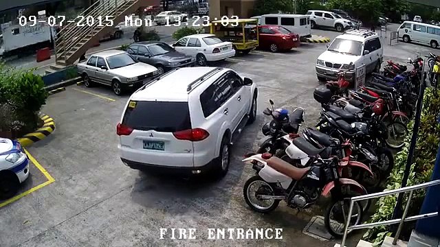 Un conducteur pas doué bousille 3 motos et 2 voitures en essayant de se garer