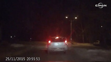 Küçük çocuk aracın açık kapısından yere düştü