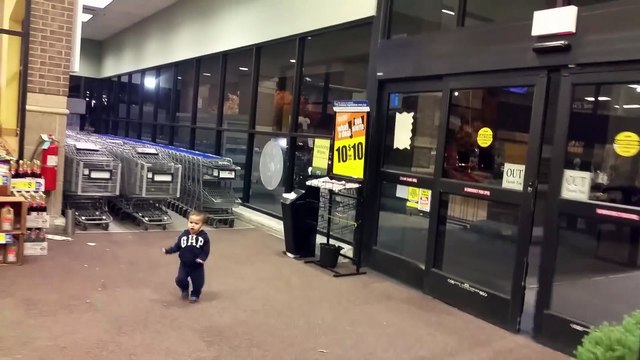 La Réaction adorable d'un enfant qui Découvre les Portes Coulissantes automatiques pour la première fois