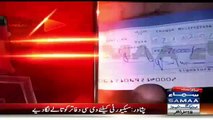 PMLN Multan Candidate Distributes Cheque Of Rs.70,000 For Vote Purchasing In LB polls