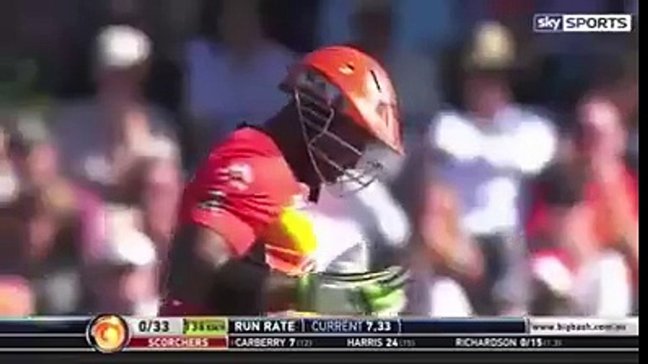 ایسی مزاحیہ کرکٹ آپ نے پہلے کبھی نہیں دیکھی ہوگی.