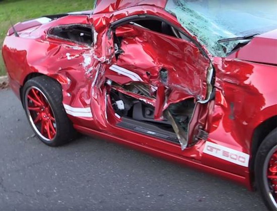 Il perd le contrôle de sa Ford Mustang Shelby GT500 de 662 chevaux
