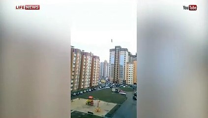 On katlı iki bina arasında havada yürüdü