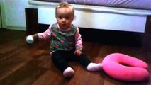 Süßes Baby krabelt über den Boden - sehr süßes Baby - cute baby