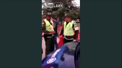 Il flic part en mode Kung Fu en pleine rue... Efficace...