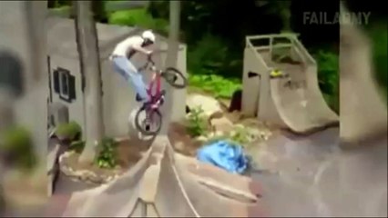 Un rider en BMX se rattrape à un arbre... De justesse
