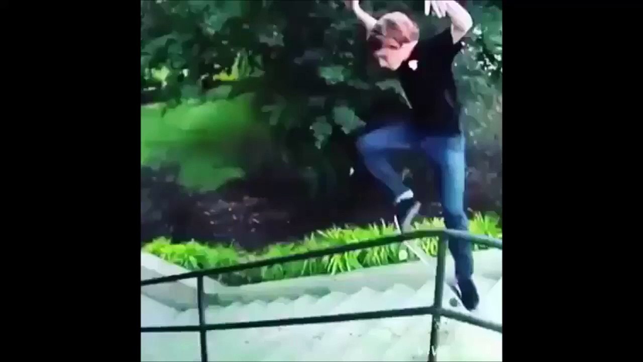 Enorme chute en Skate... Et ça doit faire mal!!!