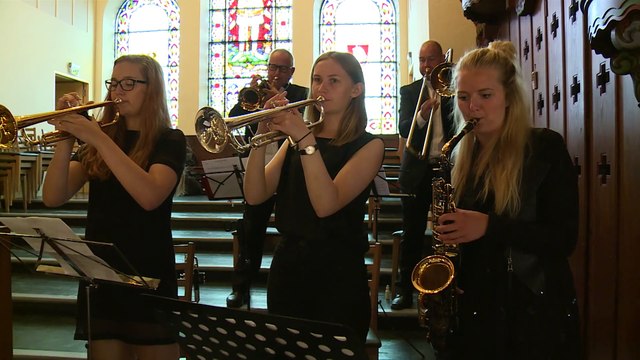La mariée descend l'allée avec son père, mais ce qu'elle fait surprend tous les invités!