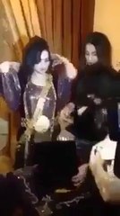 عرب میں شادی کے دوران دلہن کو پہنایا گیا سونا دیکھیں۔