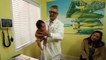 Un pédiatre montre sa technique pour calmer un bébé