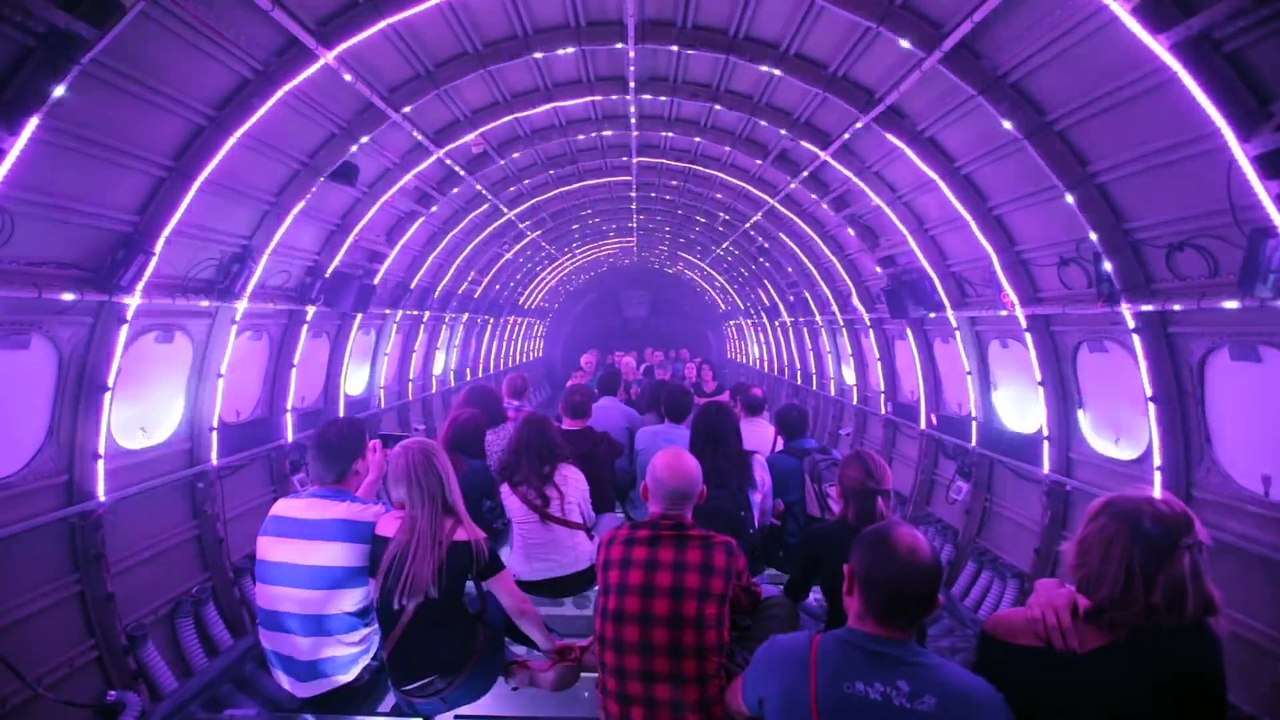 Un fuselage d'avion ancien transformer en show de son et lumière impressionnant!