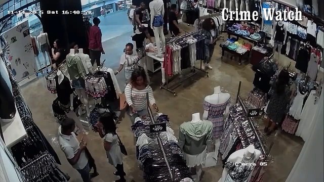 Une femme pickpocket vole un iPhone dans un magasin de fringue... Habile
