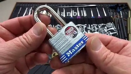 Ouvrir un cadenas avec un petit marteau