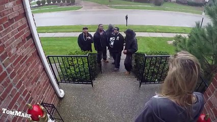 5 gangstas sonnent aux portes dans un quartier chicago