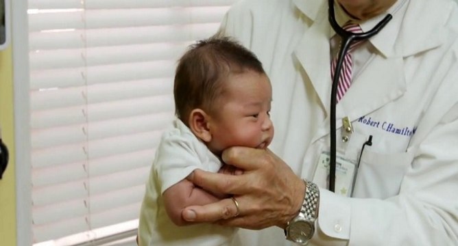 Comment calmer un bébé qui pleure avec une technique pédiatrique