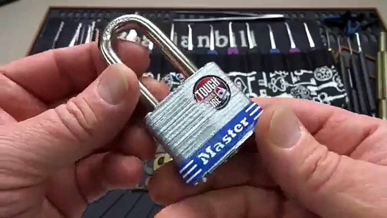 Ouvrir le meilleur cadenas au monde avec un petit marteau