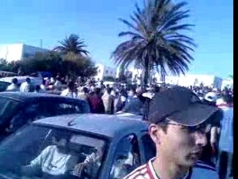 Devant le stade 1
