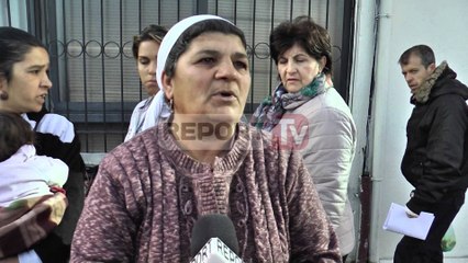 Report TV - Tregtarët ambulantë protestë para njësisë 4: Na hoqën dhe përkrahjen