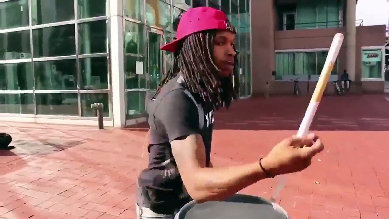 Ce batteur envoi du très lourd! Talent!!!!