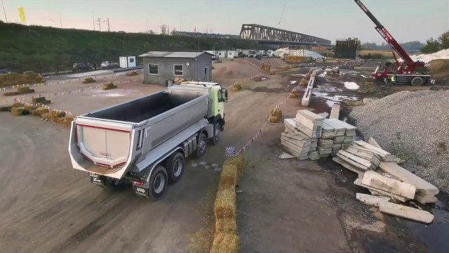 Après Jean Claude Van Damme, Sophie (4 ans) est la nouvelle héroïne de chez Volvo.