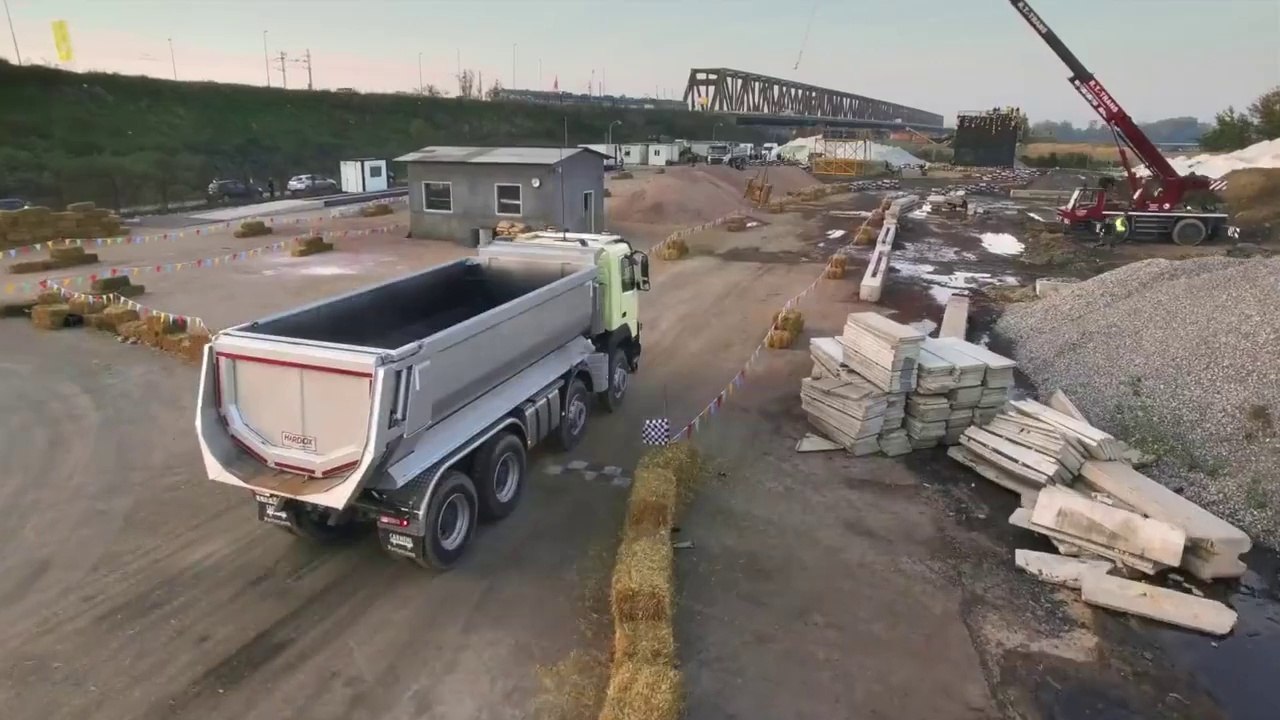 Après Jean Claude Van Damme, Sophie (4 ans) est la nouvelle héroïne de chez Volvo.