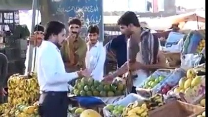 -پھل فروش کی حاضرجوابی دیکھیں اور مسکرائیں، کبھی...