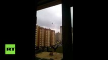 Equilibrista caminó sobre la cuerda floja entre dos edificios en Rusia