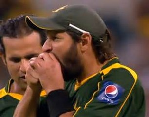 Shahid Afridi ball tampering bitng the ball