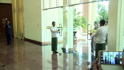 Suu Kyi begins transition talks with Myanmar president