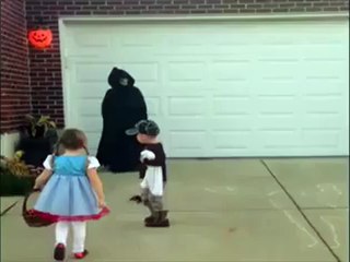 Failed To Frighten a Girl - Funny Video