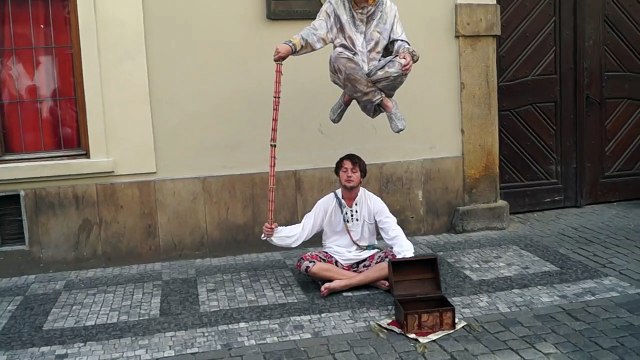 КАК они это делают !! Прага уличный атракцион