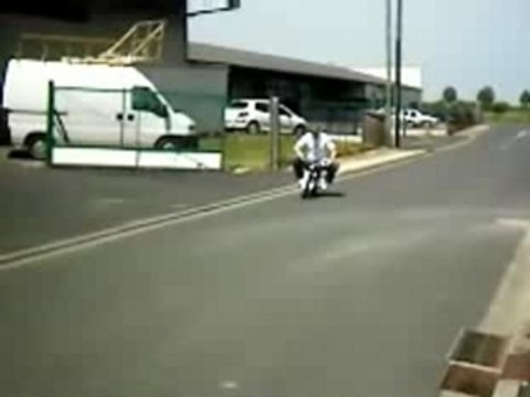 Wheeling et chute pocket bike